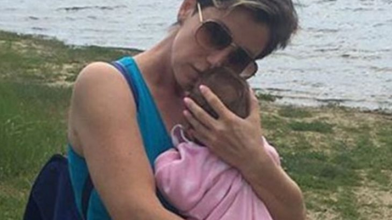 Фенове възмутени: Джина Стоева мъкне бебето си по участия, кърми го в почивките!