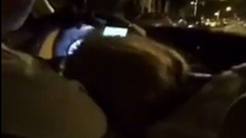 Бакшиш от ада! Ужасен пътник засне как шофьора получава сви*ка от пияна проститутка на предната седалка, докато го вози (ВИДЕО 18+)