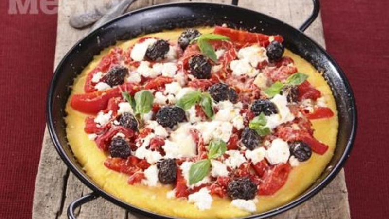 Вкусно удоволствие за небцето! Опитайте тази фюжън рецепта за царевична пица с маслини, сирене и печени чушки