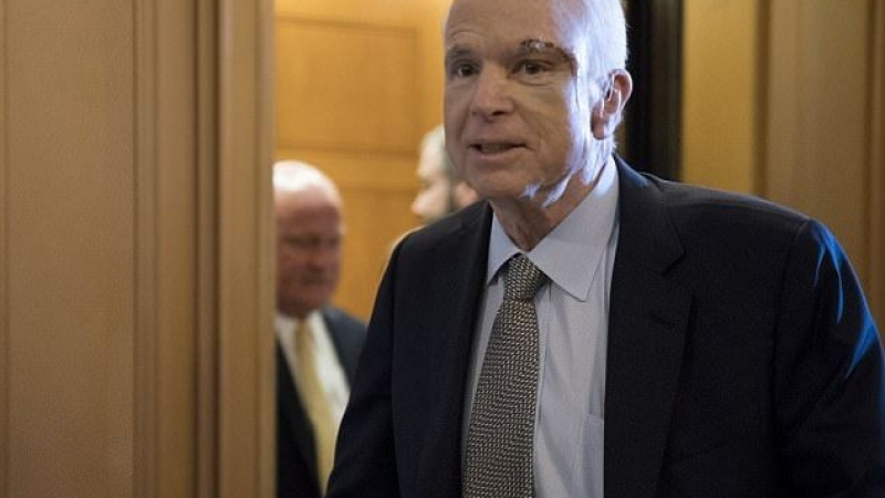 Бурни овации в Сената за Джон Маккейн, който се появи с белег на челото след операцията на рака и преживя катарзис (СНИМКИ/ВИДЕО)