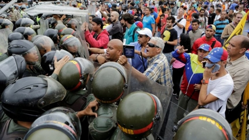 Каракас с теория на конспирацията: САЩ подготвят майдан във Венецуела, за да оправдаят военното си нахлуване  