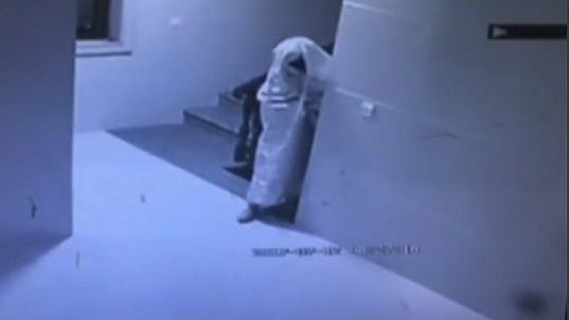 Крадец се престори на призрак, за да не го улови камерата (ВИДЕО)