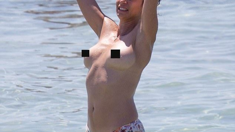 Жената на легендарния тенисист Борис Бекер изтипоса сочни голи гърди на плаж (СНИМКИ 18+)