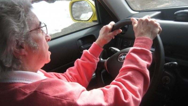 Хванаха баба на 79 г. да шофира “Порше” с 238 км/ч