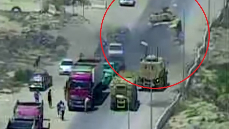 Зрелище! Египетски танк прегази като консервена кутия кола с камикадзета и спаси над 50 души! (ВИДЕО)