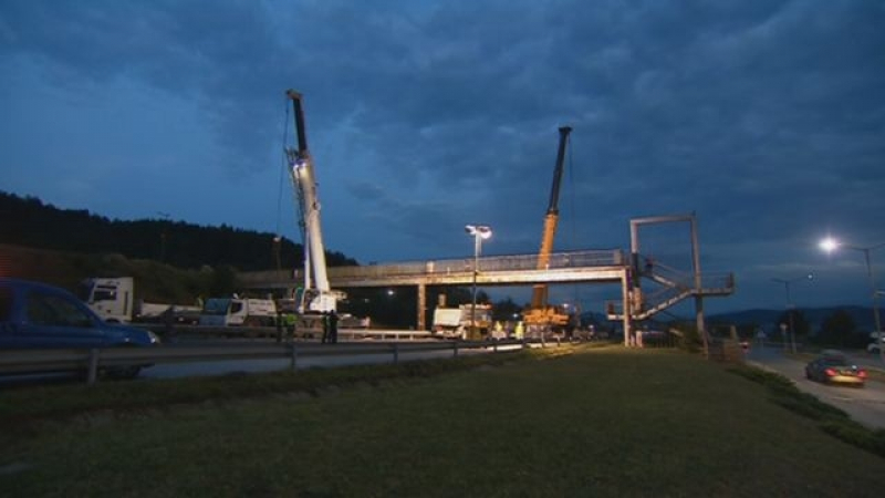 Започна демонтажът на ръждясалия пешеходен мост на магистрала "Тракия" (ВИДЕО)