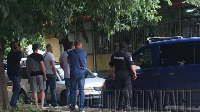 Зрелищен арест в Бургас, ченгета тръшнаха мъж на земята (СНИМКИ)