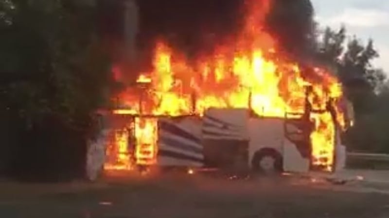 Извънредно от Бургас! Автобус с пътници гори, пукат гуми, хвърчат стъкла (ВИДЕО) 