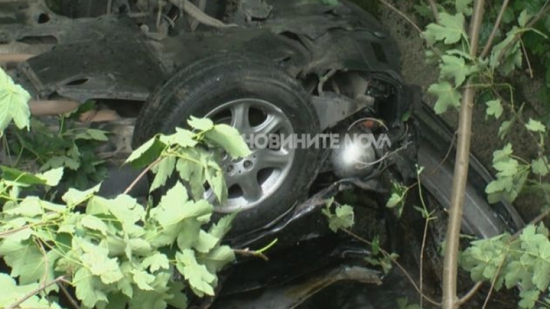Зрелищна каскада край Благоевград: Кола излетя на десен завой и падна по таван в река (СНИМКИ)