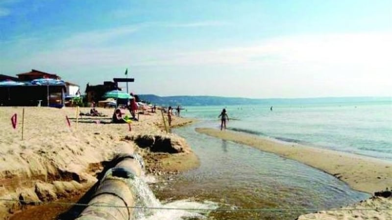 Отвратително: Канализацията в Созопол отново преля и плажът стана... 
