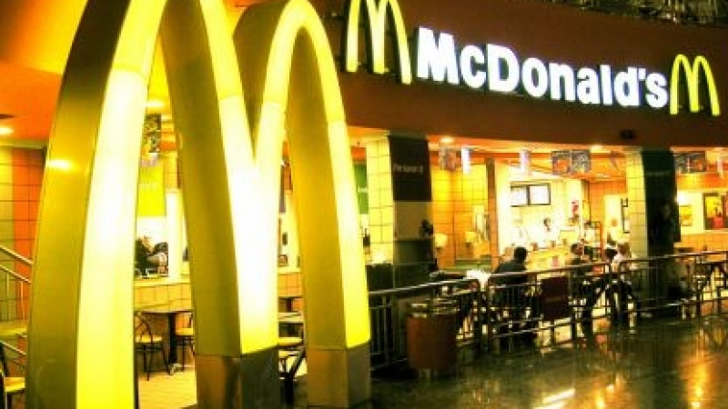 Скандално! McDonald’s уволни служител, снимал мръсна машина за сладолед (СНИМКИ)