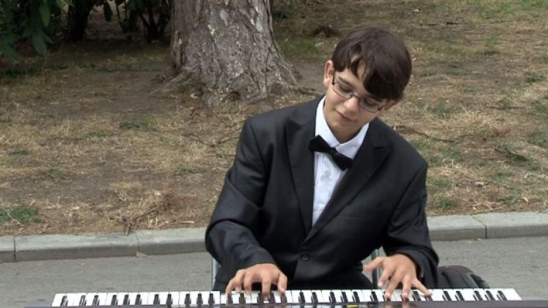 Това талантливо българче е принудено да свири на улицата, за да събере пари, с които да отиде на конкурс