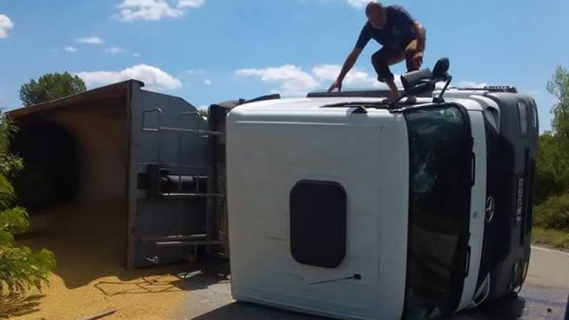 Камион се обърна до Крайморие, блокира пътя за Бургас (СНИМКИ)