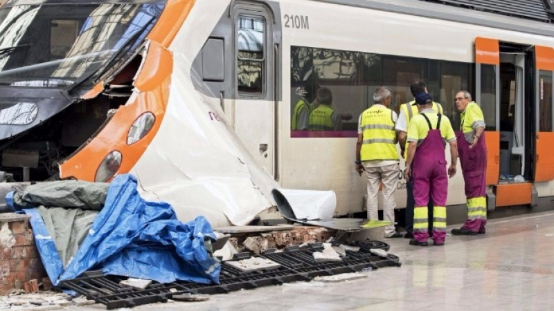 ВИДЕО разкри как влакът се заби в буферите на станция "Франсия" в Барселона
