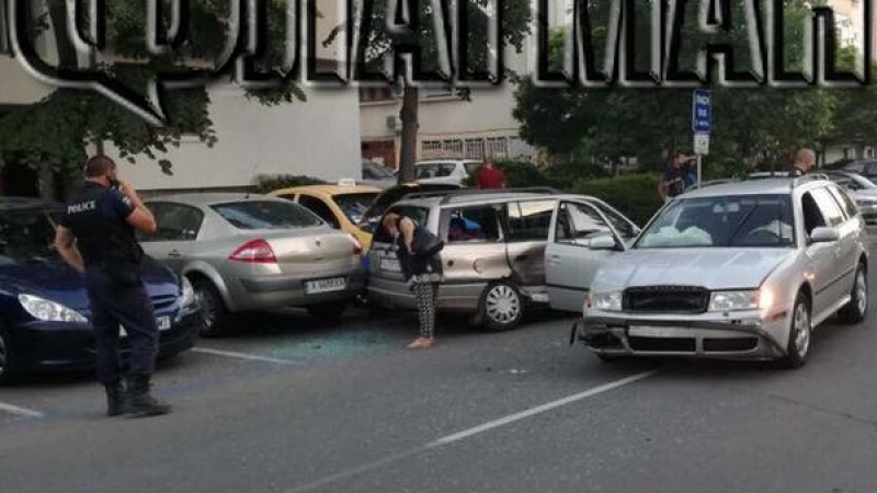 Меле в Бургас: Две комбита се помляха, нацелиха и спряло такси (СНИМКИ)