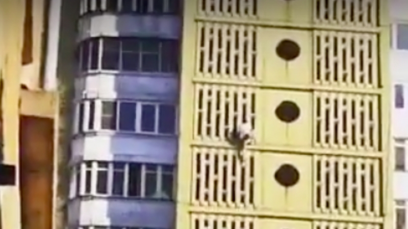 Вижте как руският Човек-паяк се спусна без осигуровки от 17-етажен блок! (ВИДЕО)