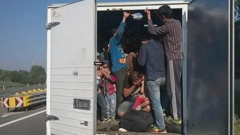 Шок в Мексико! Трафиканти зарязаха 178 мигранти в камион