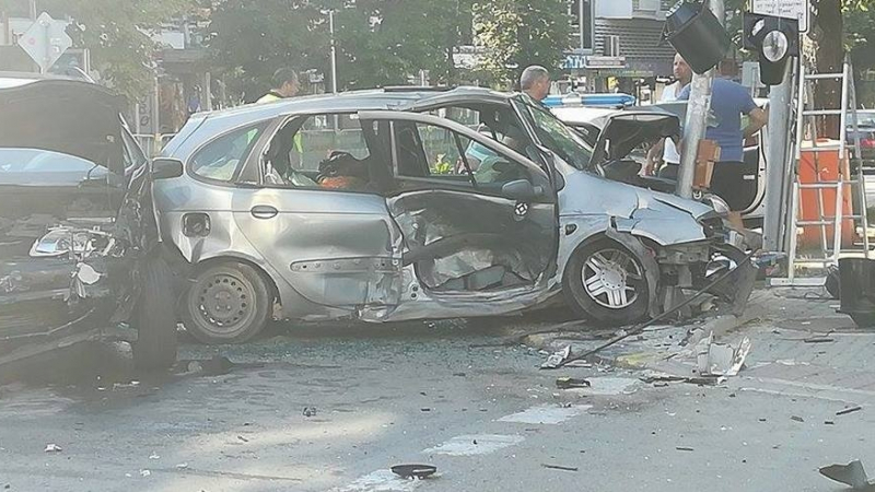 Тежка катастрофа на възлов булевард в София затапи движението