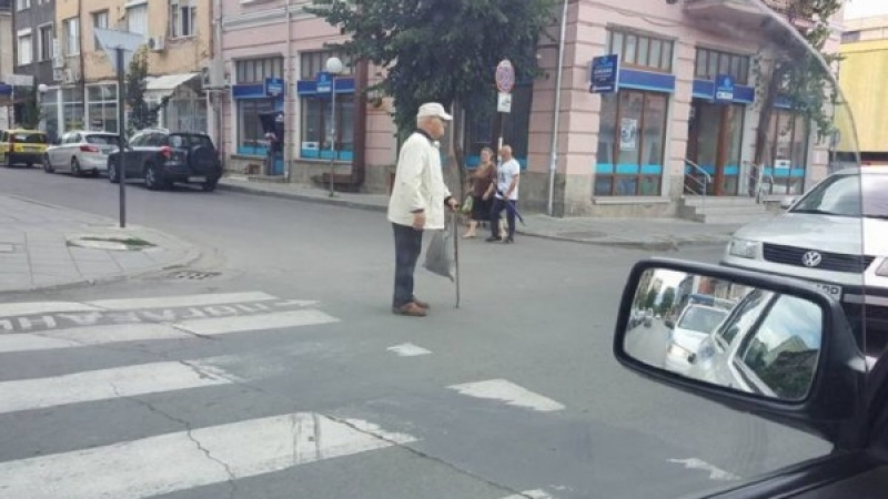 Дядо направи шофьорите в Кюстендил луди: Отваря вратите по светофарите и се вмъква до водачите (СНИМКА)