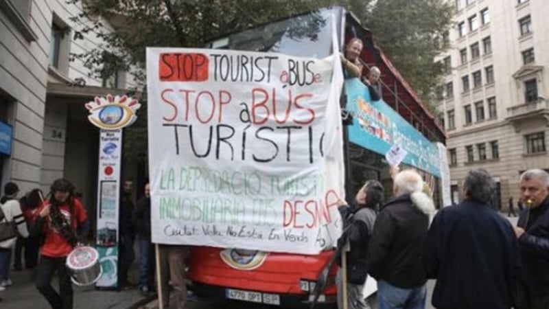 Ужас в Барселона! Маскирани млади марксисти нападнаха туристически автобус (СНИМКИ)