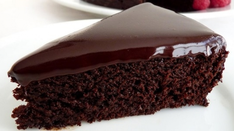 Нелепо! Служителка изяде шоколадовия десерт на колега и бе жестоко наказана 