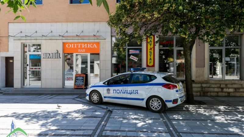 Зловещ екшън в Ботевград! Полицаи разбиха оптика - вътре откриха трупа на... (СНИМКИ)