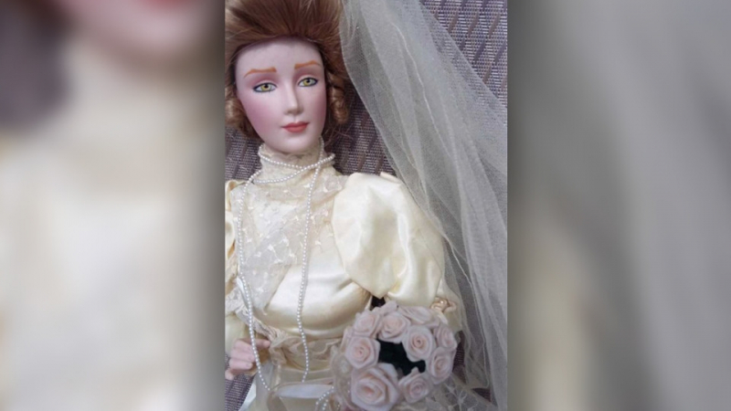 Съпругата на Чъки! Британка продава в мрежата „обсебена” кукла, която през нощта напада мъжа ѝ
