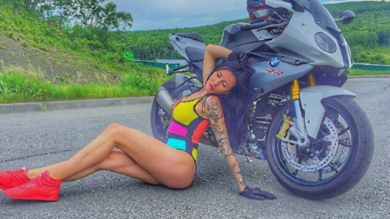 Известна красива мотористка загина при снимането на поредния си екстремен трик (СНИМКИ/ВИДЕО)