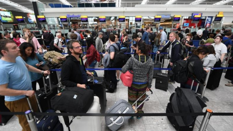 Тотален хаос и кошмарни опашки на лондонските летища след компютърен срив (СНИМКА)