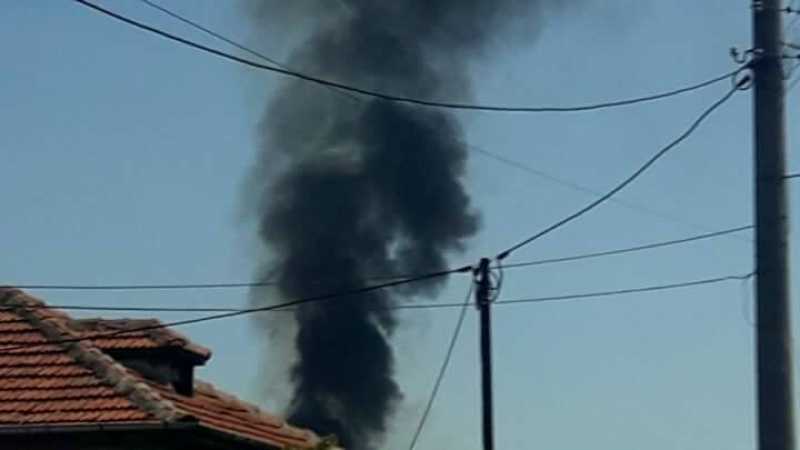 Паника в Поповица: Огнения ад може да погълне кравите, а над 300 души да останат без работа