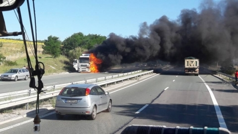 Тир гори на "Марица“, магистралата е блокирана в посока София 