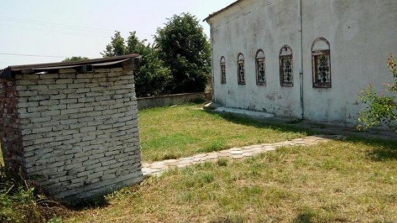 Ето я най-зловещата тоалетна в България! Събарят я, защото според местните, убила 6 деца