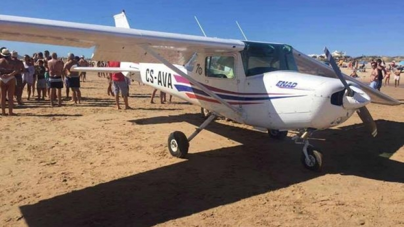 Драма на плажа в Португалия! Самолет кацна аварийно на пясъка, има загинали (СНИМКИ/ВИДЕО)