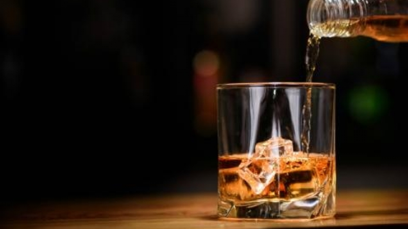 Мъж плати почти 9 хил. евро за чаша уиски