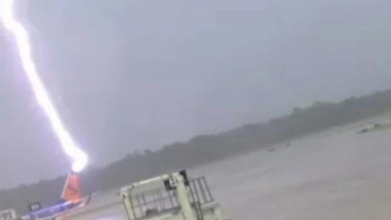 Драматичен инцидент: Мъж бе покосен от ужасяваща мълния на летище, вижте какво се случи (СНИМКИ/ВИДЕО)