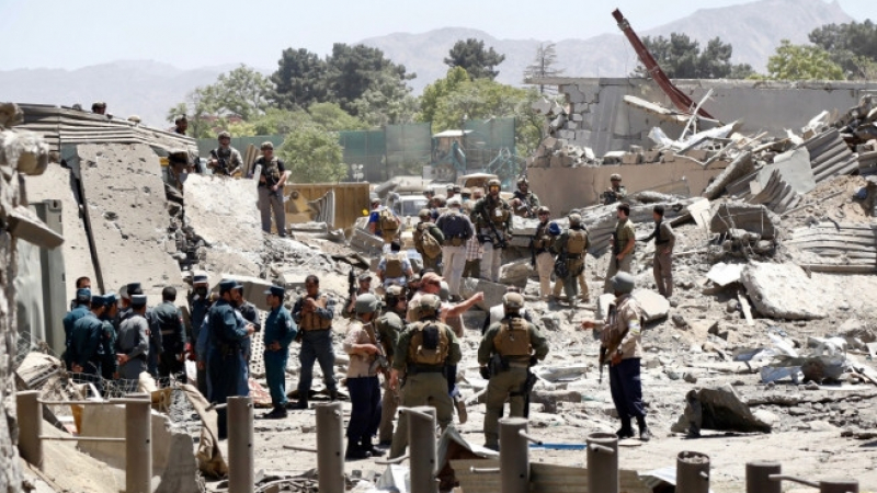 Един военнослужещ е убит, а шестима други са ранени при самоубийствено нападение в Афганистан