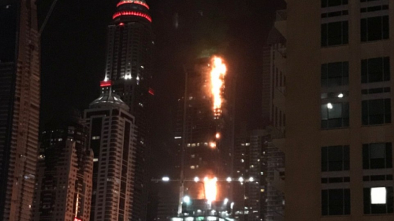 Страшен пожар гори в дубайски небостъргач (СНИМКИ/ВИДЕО)