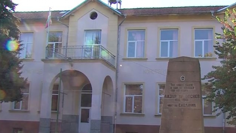 Отрова и трупове осеяха двора на училището в Паталеница  