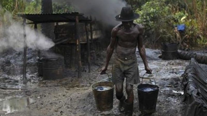Узаконяват полулегалните рафинерии за петрол в делтата на р. Нигер