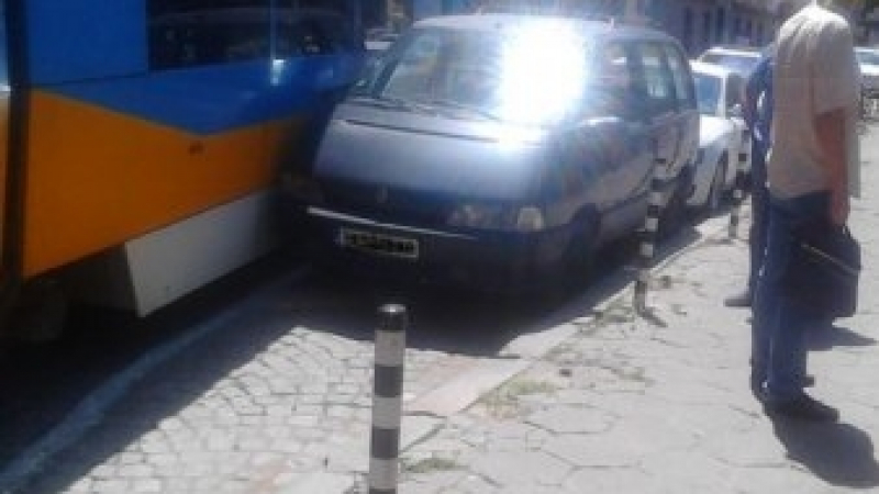 Катастрофа между трамвай и неправилно паркиран автомобил блокира центъра на София (СНИМКИ)