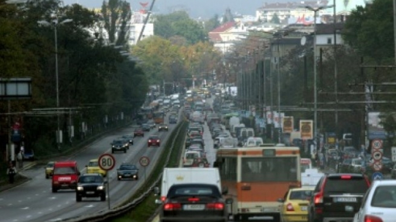 Сигнал до БЛИЦ: Катастрофа на "Цариградско шосе" предизвика огромно задръстване, десетки коли увиснаха в жегата