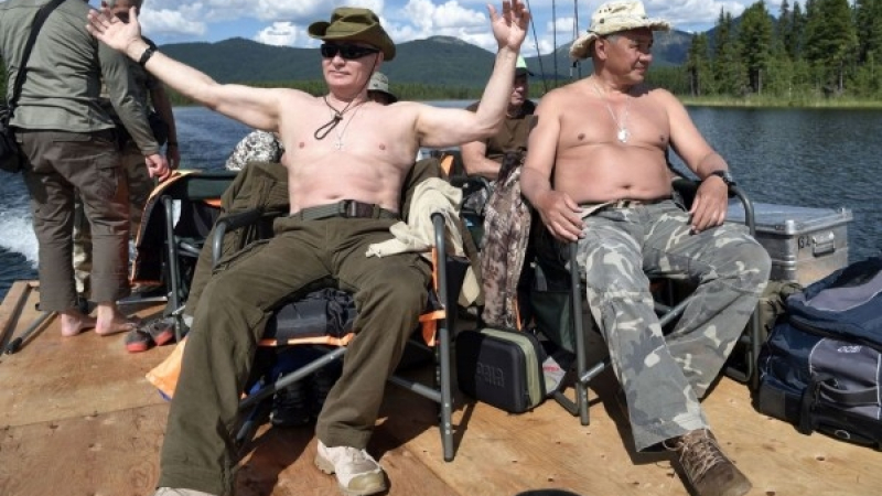 Силните мъже захвърлиха дрехите! Радев се снимка босоног, Борисов по шорти, Путин пък гол до кръста (СНИМКИ)
