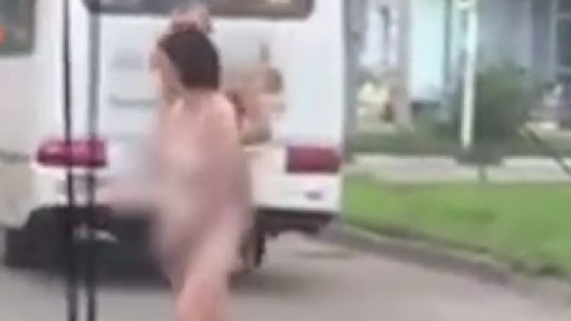 Чистак-бърсак гола рускиня се разходи по улицата (ВИДЕО 18+)