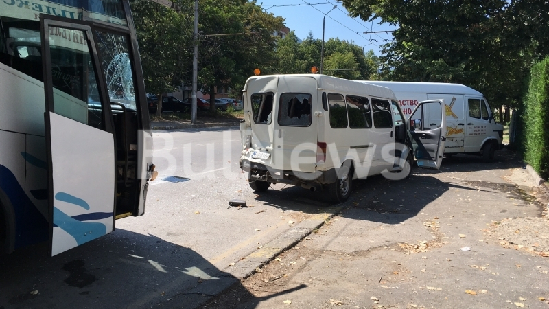 Автобус с туристи се размаза в бус във Враца (СНИМКИ)