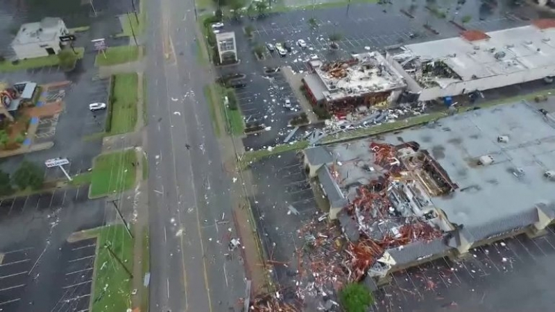 Най-малко 30 души пострадаха след торнадо в САЩ (ВИДЕО)