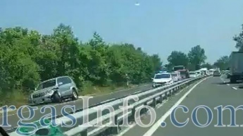 Верижна катастрофа затвори пътя Черноморец - Бургас, огромно задръстване в жегата, не минавайте там! (СНИМКА)