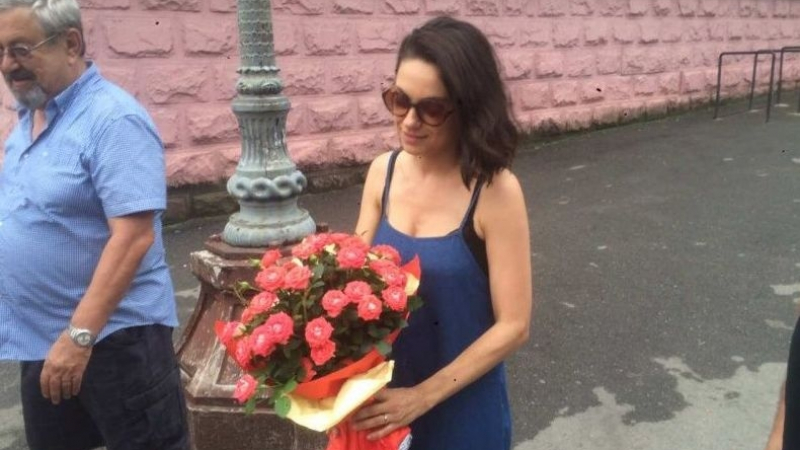 Мила Кунис се прибра у дома в Украйна и изуми всички с молбата си да си говорят на руски (СНИМКИ)