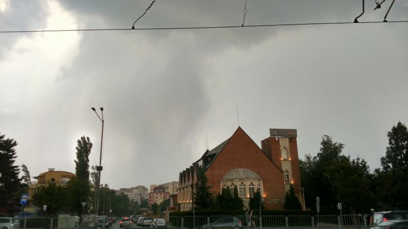 Антициклонът "Катя" удари жестоко София! Над столицата е страшно - гърми и трещи (СНИМКИ)
