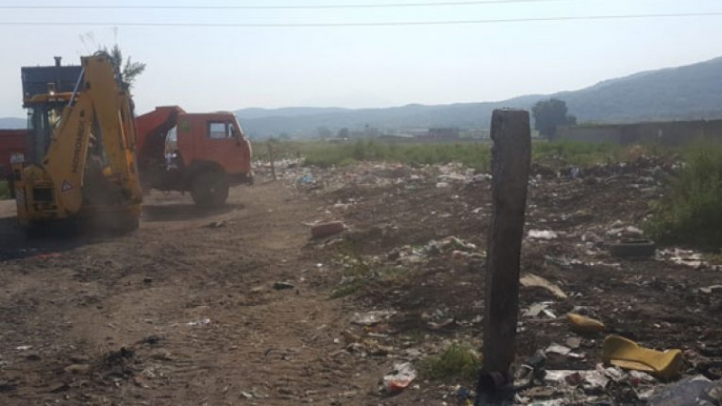 Багери влязоха в гетото на Петрич, разриват ромското сметище с яката техника (СНИМКИ)