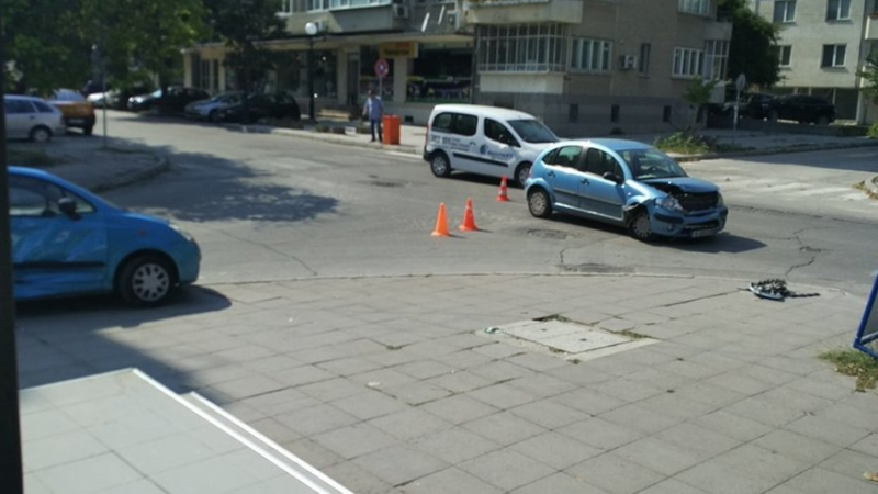 Две коли се помляха край Спортна зала във Варна, има пострадала жена (СНИМКИ)